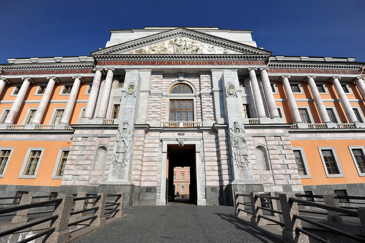 Надпись гласила: «Дому твоему подобаетъ святыня господня въ долготу дней» — 47 букв. Угадайте, на каком году жизни погиб Павел? Да-да, на 47-м. Хоть и не полное, но всё же интересное совпадение. Фото: Shutterstock