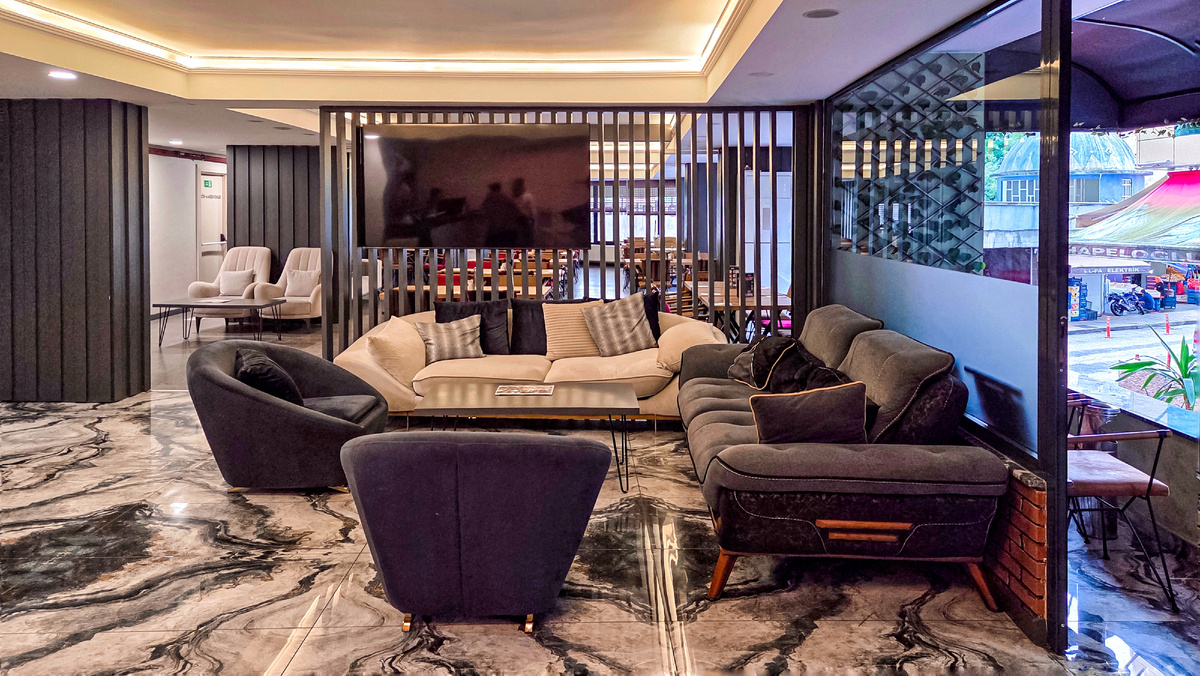 Рядом с ресепшн стоят мягкие диваны и кресла 