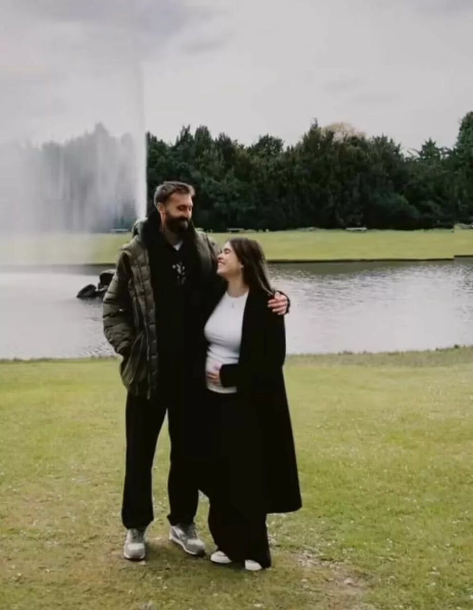 Молли с бойфрендом Натаниэлем Филлипсом📷
