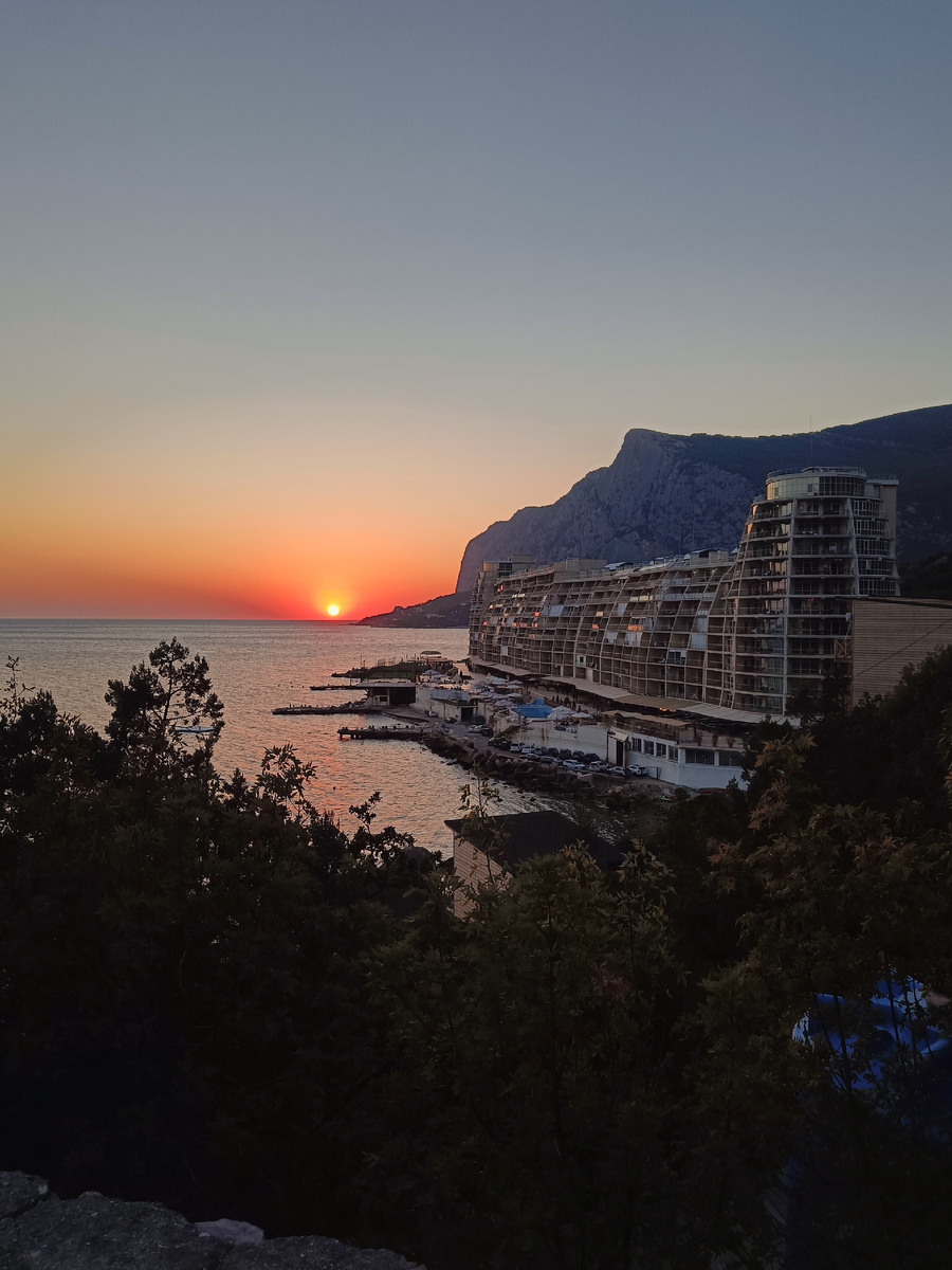 Отель "Бухта мечты" на закате