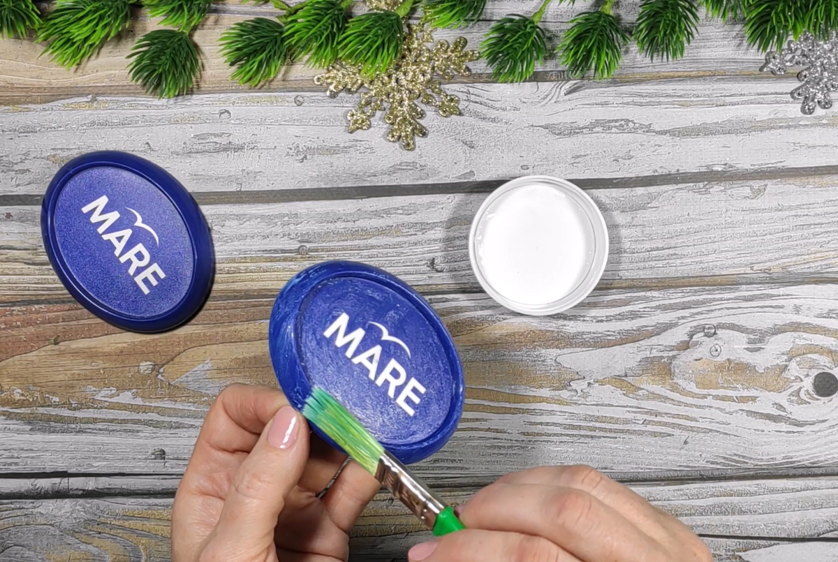 Клей ПВА, можно использовать любой.