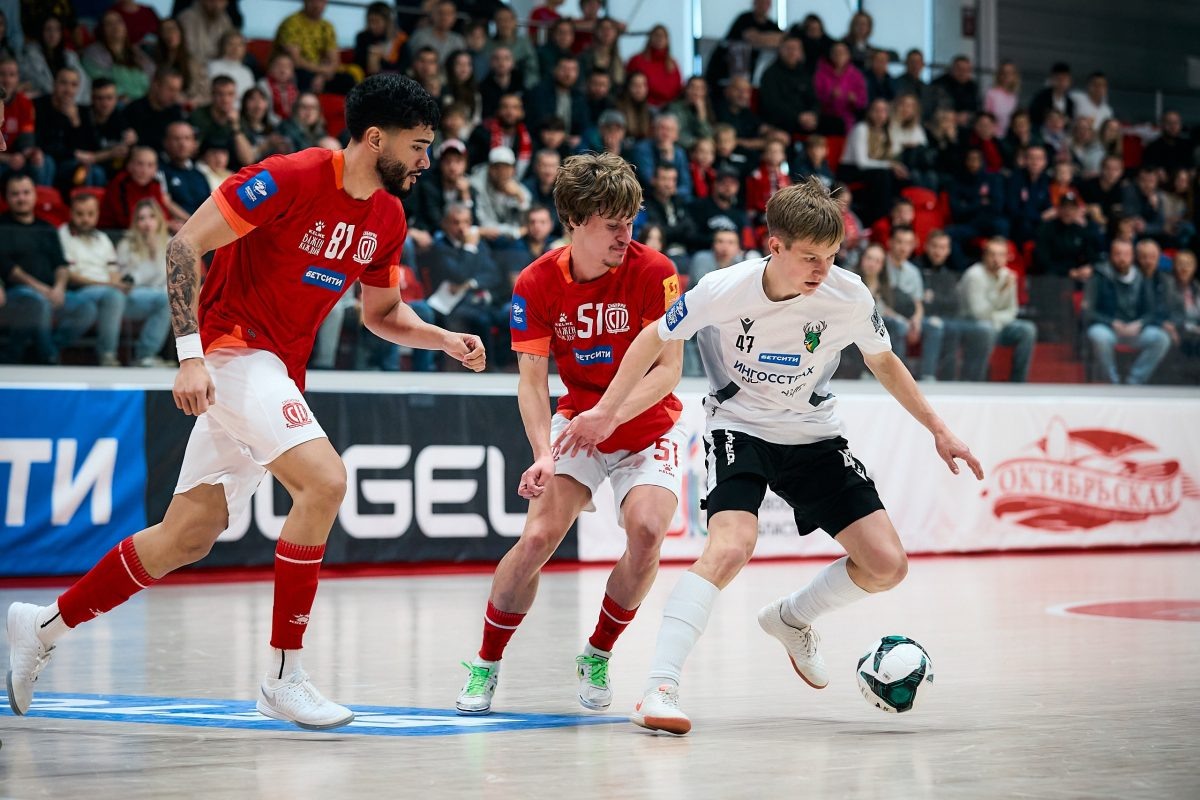    22-летний уроженец города Бор Николай Смирнов (в белой форме) уже считается боевой единицей \