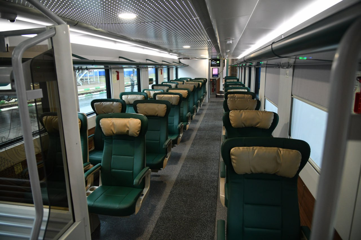 Салон двухэтажного вагона локомотивной тяги от ТВЗ для поезда «Буревестник». Источник: РЖД