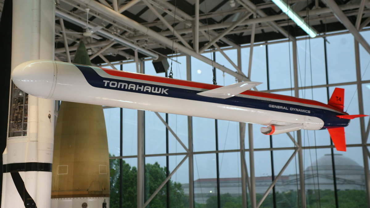 На фотографии: «Томагавк» (англ. Tomahawk) – семейство американских многоцелевых высокоточных дозвуковых крылатых ракет (КР) большой дальности стратегического и тактического назначения подводного, надводного и сухопутного базирования. Источник фото: https://ru.wikipedia.org/wiki/Томагавк_(ракета)#/media/Файл:BGM-107_Tomahawk_Cruise_Missiles.jpg