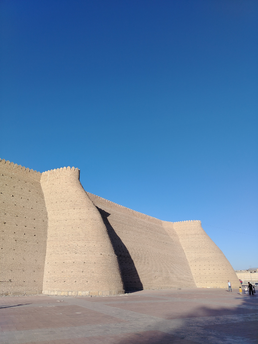 Участок стены крепости Арк в Бухаре. Фото автора