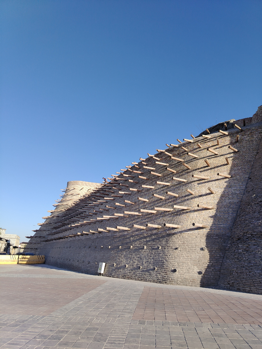 Участок стены крепости Арк в. Бухаре. Фото автора