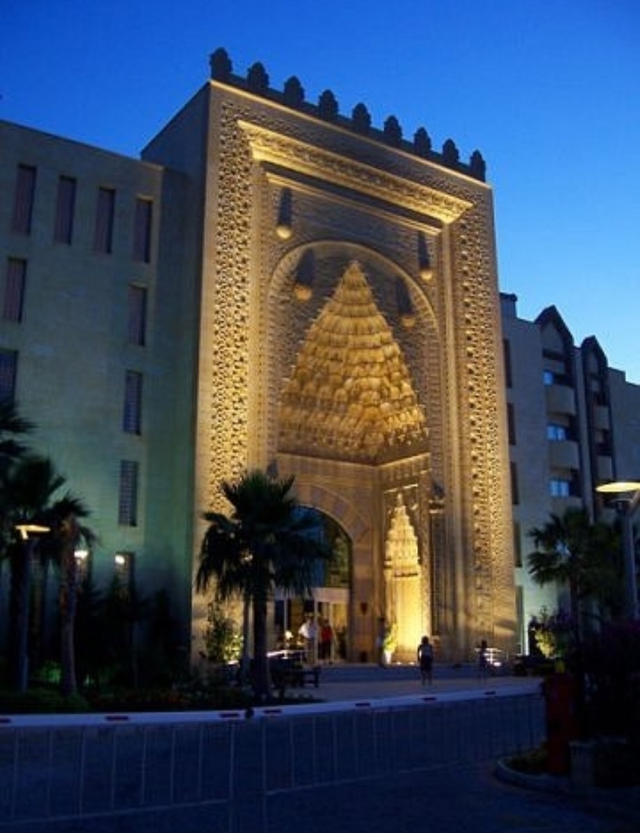 Необыкновенно красивое здание отеля невозможно проехать не заметив 