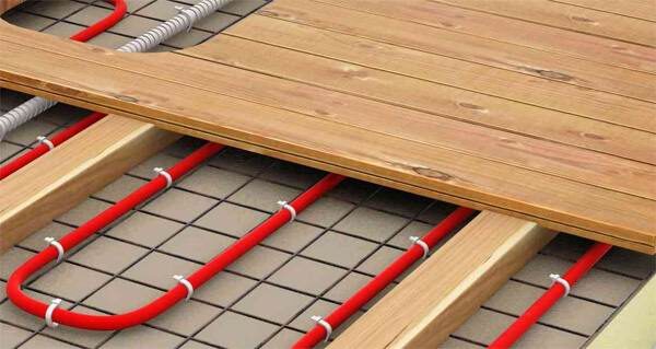 Тёплые полы водяные в доме обеспечивают лучшее распределение воздушных потоков. Это скрытая конструкция, а потому безопасная для детей. Преимуществ тёплых полов масса