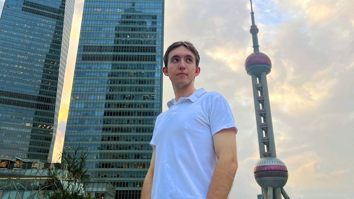   Студент третьего курса факультета гуманитарных и социальных наук специальности «Международные отношения» РУДН Александр Зацепилин в городе Шанхай. Погружение в китайскую культуру позволяет куда быстрее овладеть языком, чем изучение учебников / Фото: Личный архив