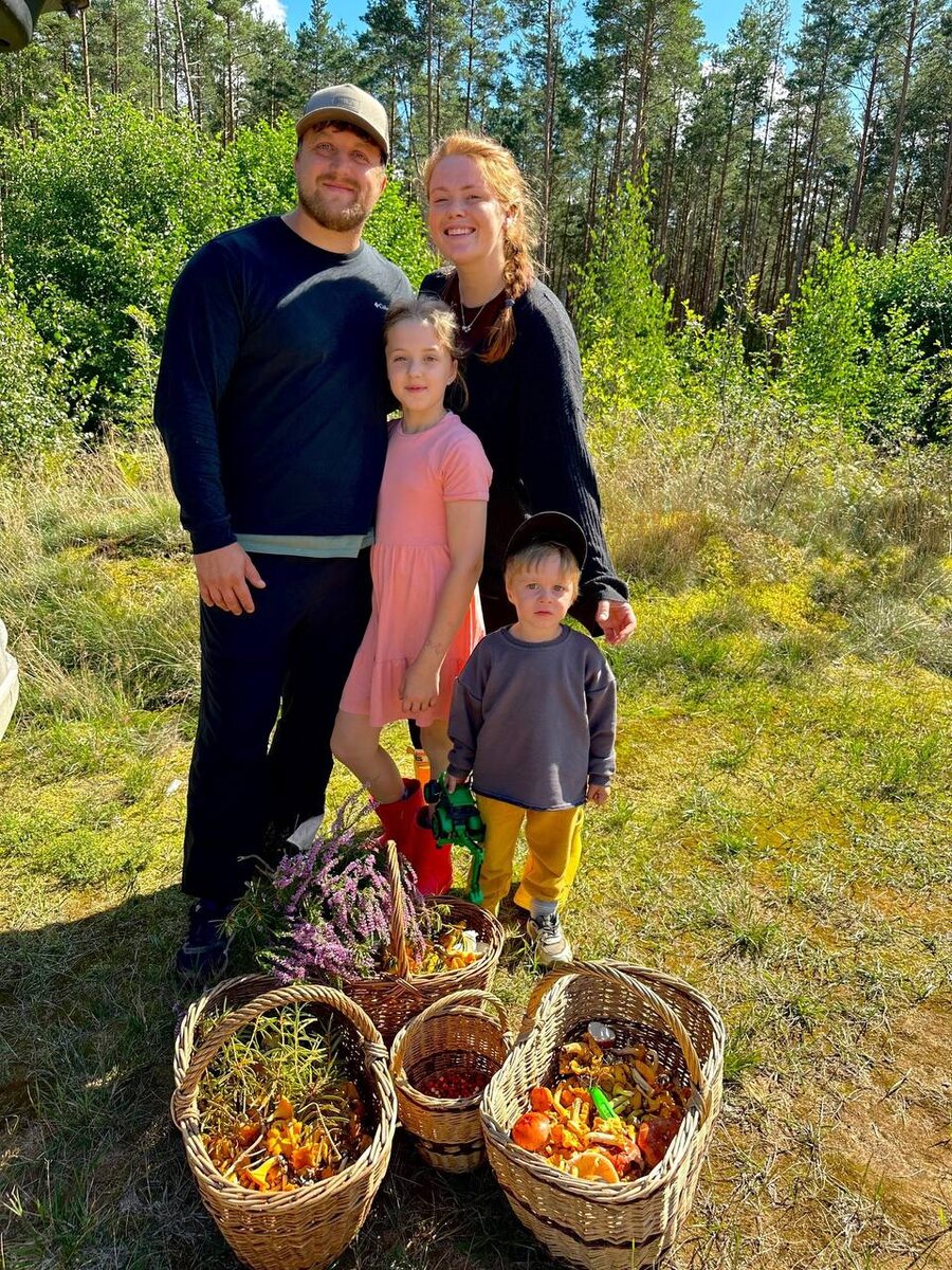 А вот и наша семья: муж Саша, дочка Арина, сын Артём и я - Даша, ваш "Рыжий Фермер".