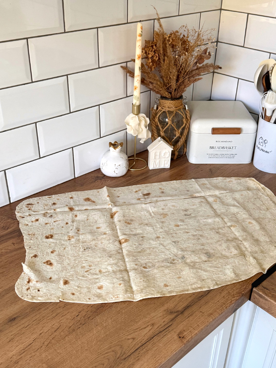 Лаваш берите свежий, только что из упаковки. Он достаточно быстро сохнет и из такого лаваша уже невозможно будет приготовить шаурму 