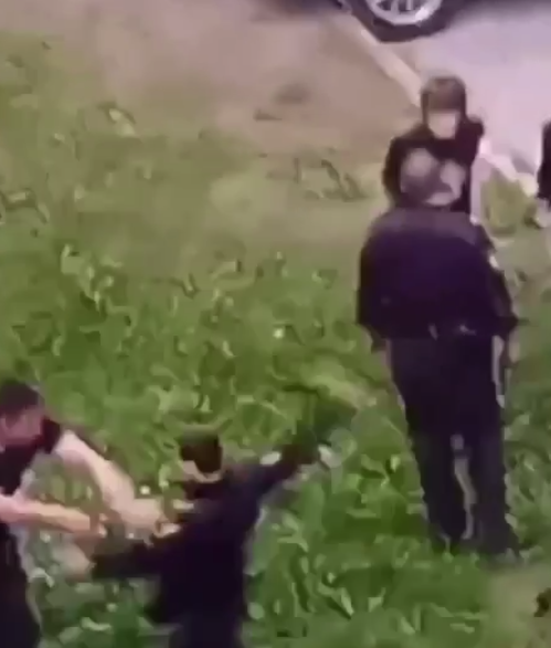 Момент нападения на сотрудника полиции г. Нефтеюганска (скриншот 1)