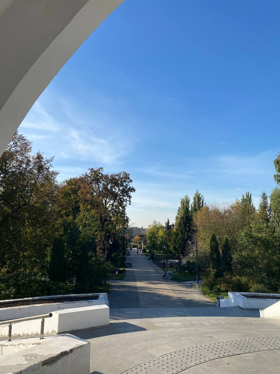 Вид с одного из входов в парк