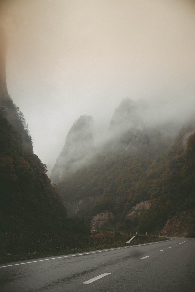 Дорога в ущелье.