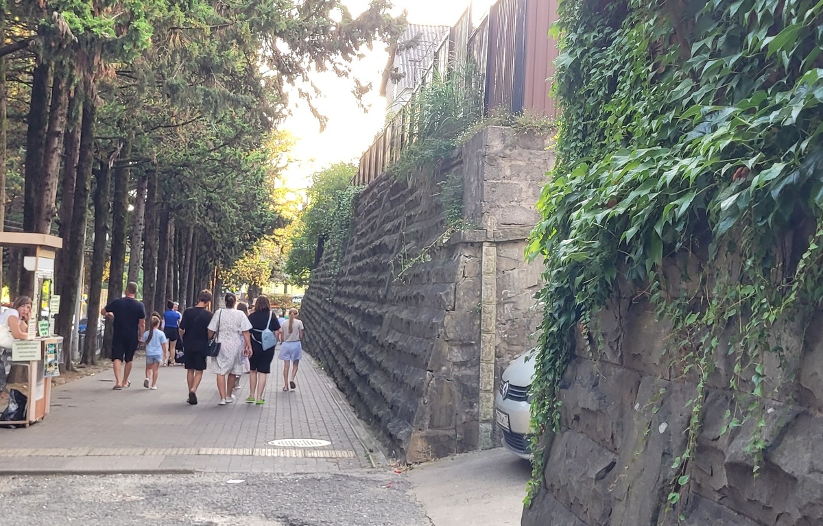 Люди на улице в Сочи