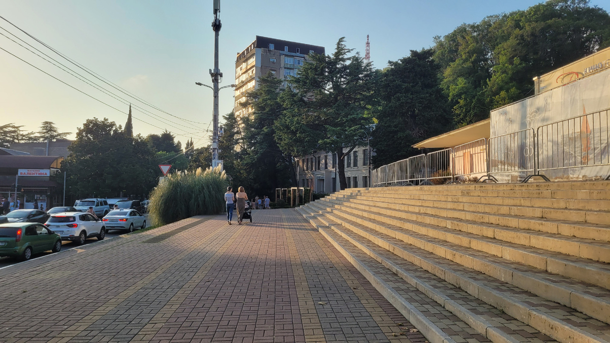 Люди на улицах Сочи