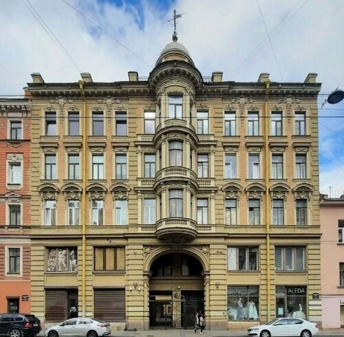 Та самая арка. Во двор дома, где находится подъезд, ведут закрытые ворота. Попасть внутрь можно только с помощью жильцов или по предварительной договорённости с музеем. 