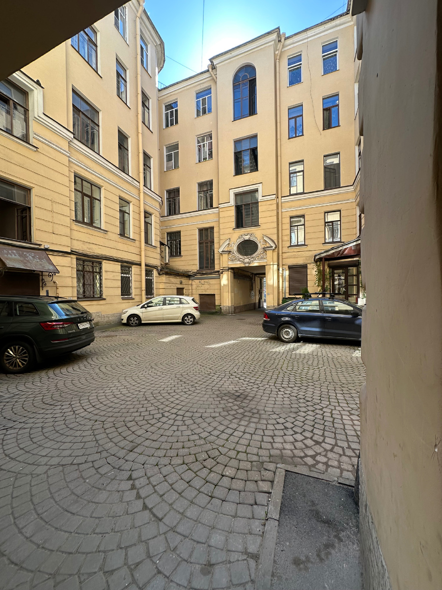 Слева от арки - дворницкая (именно дворник Коршунов (не просто дворник, а полицейский-соглядатай), открыл ворота Юсупову, в ту роковую ночь), и все три окна на первом этаже принадлежали дворницкой. А дверь рядом слева – это тот самый чёрный выход, откуда вышел Распутин с Феликсом Юсуповым в последний раз.