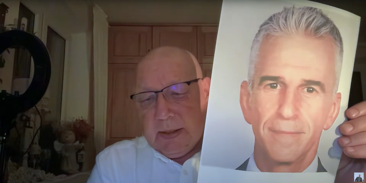 Момент онлайн-трансляции от 25 февраля 2025 года. Экстрасенс Кшиштоф Яцковский делает визию по фотографии Давида Барнеа.