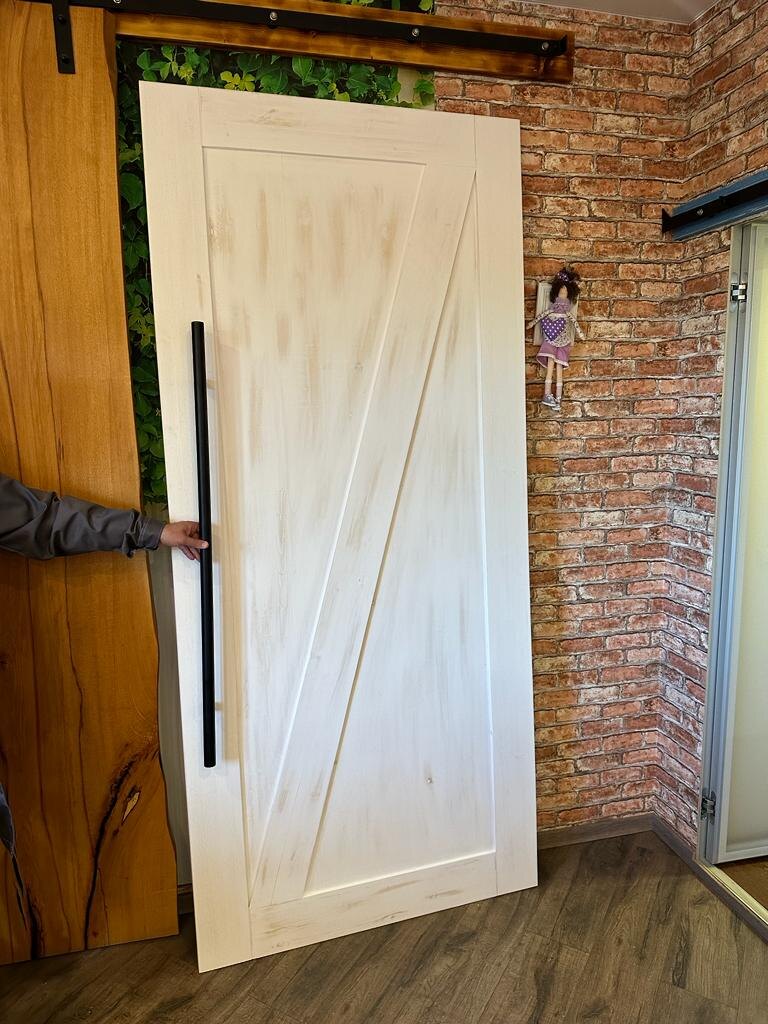 Та контора пыталась доказать, что дверь готова (это они прислали фото типа нашей двери где-то у себя на производстве). Да, не спорю, готова, но когда? И почему за задержку даже не извинились?