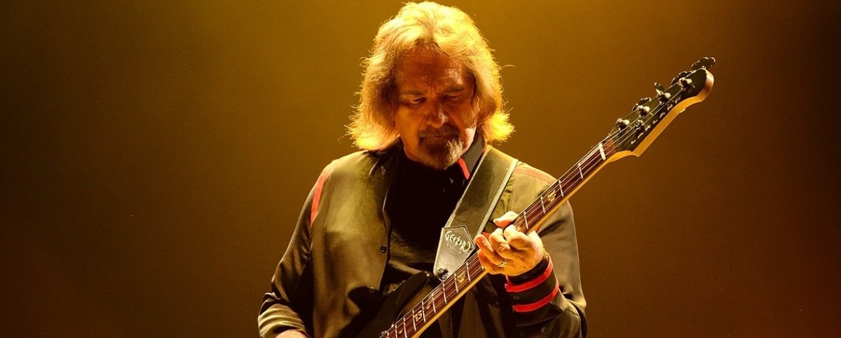 «Я отдаю предпочтение бас-гитарам Fender и Vigier, усилителям Ampeg и часто применяю в игре эффекты wah-wah, chorus, flanger»