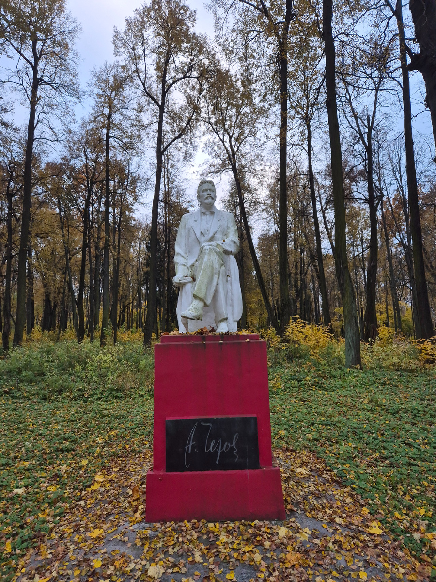 Памятник Чехову на территории усадьбы Васькино | Личное фото
