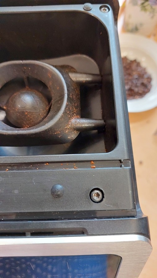 Крепёжные саморезы кофейного бункера.