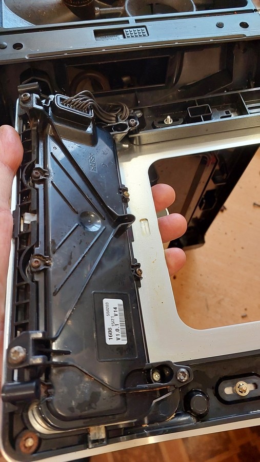 Передняя панель легко снимается на себя.