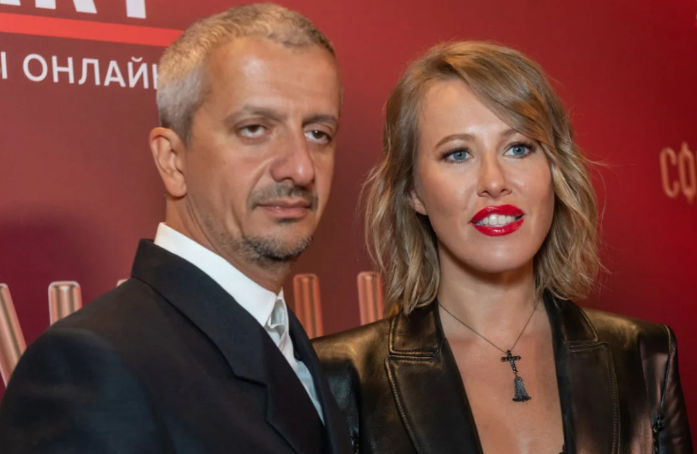 Слева на фото "Заслуженный деятель культуры России", он же муж Собчак Кс.А. Фото с его спектаклей поместить не можем по этическим соображениям. Но нужно отметить, что представители "либеральной "национальности" страдают некоторой неуровновешанной озабоченностью...