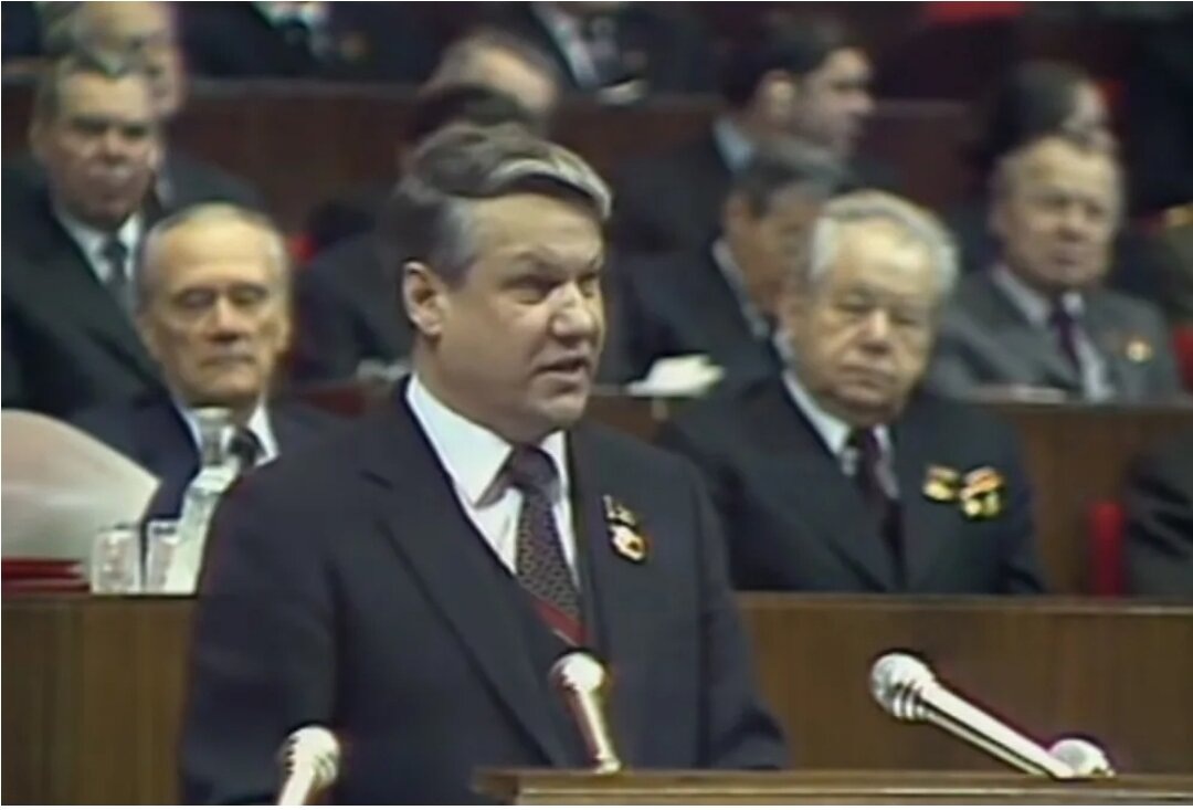 Б. Н.Ельцин на партийной трибуне в КДС. Слева член Политбюро Николай Тихонов, справа Андрей Кириленко