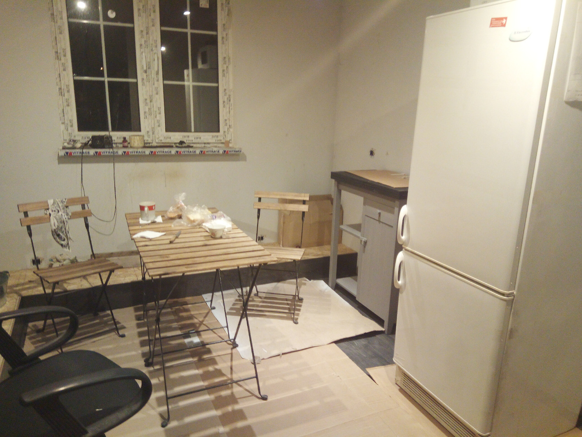 Временная кухня. Подиум - о нем ниже - и кусок дизайнерского шкафчика, от которого мы строили весь дизайн дома. И отдельно стоящий холодильник.