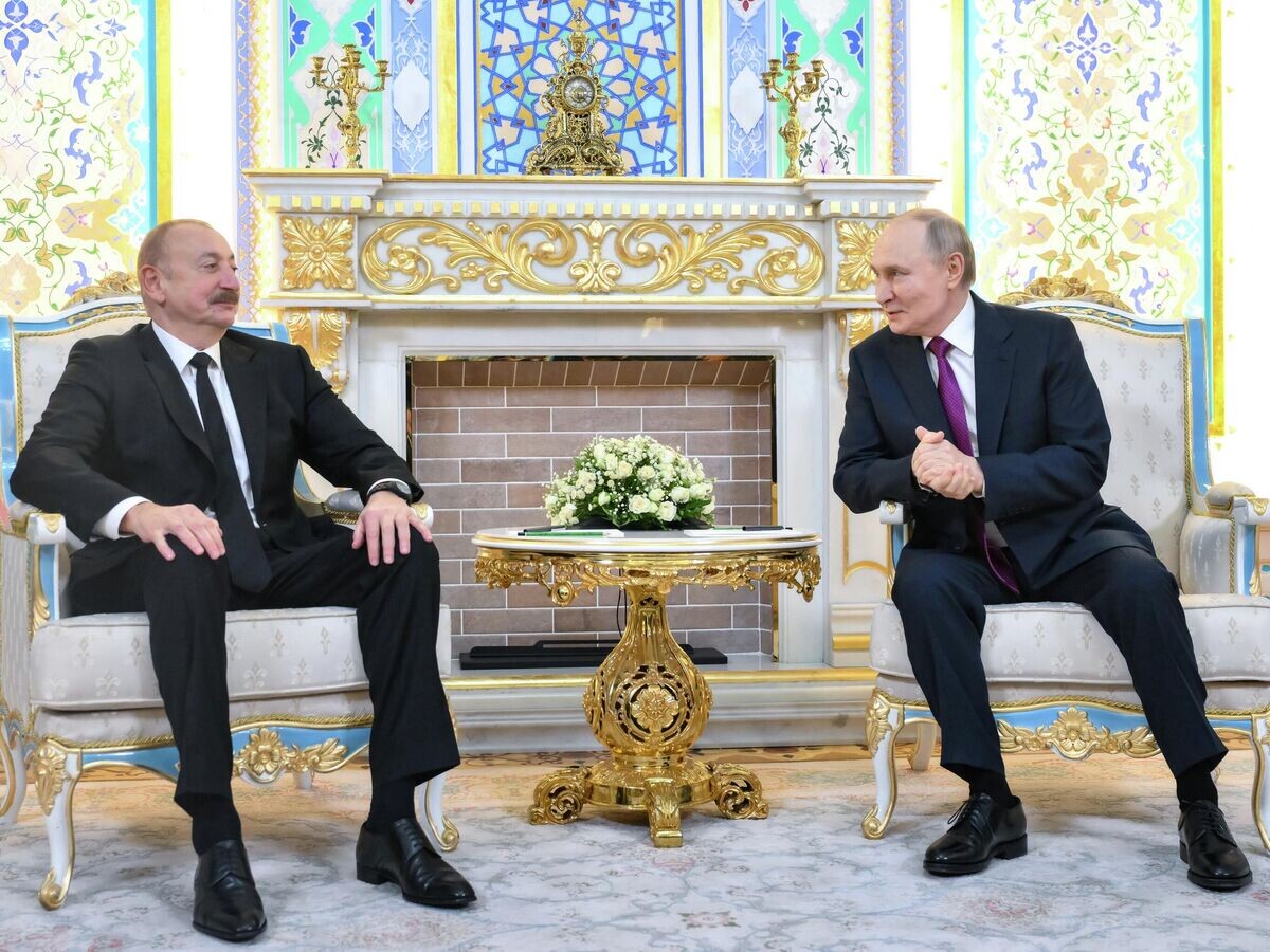    Президент РФ Владимир Путин и президент Азербайджана Ильхам Алиев во время встречи в Правительственной резиденции в Душанбе© РИА Новости / Григорий Сысоев