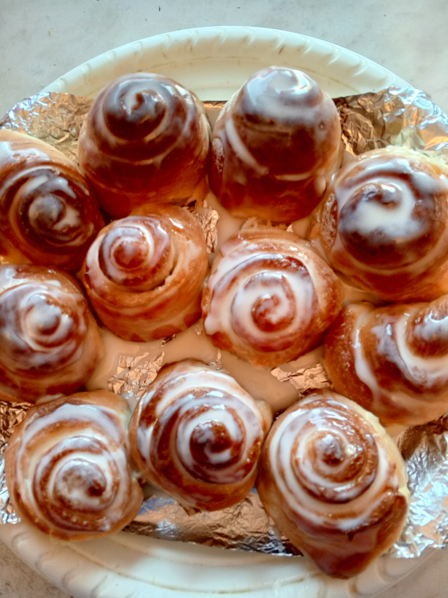 На дно  подноса положила фольгу,чтобы не испачкать поднос   сметаной с сахаром.