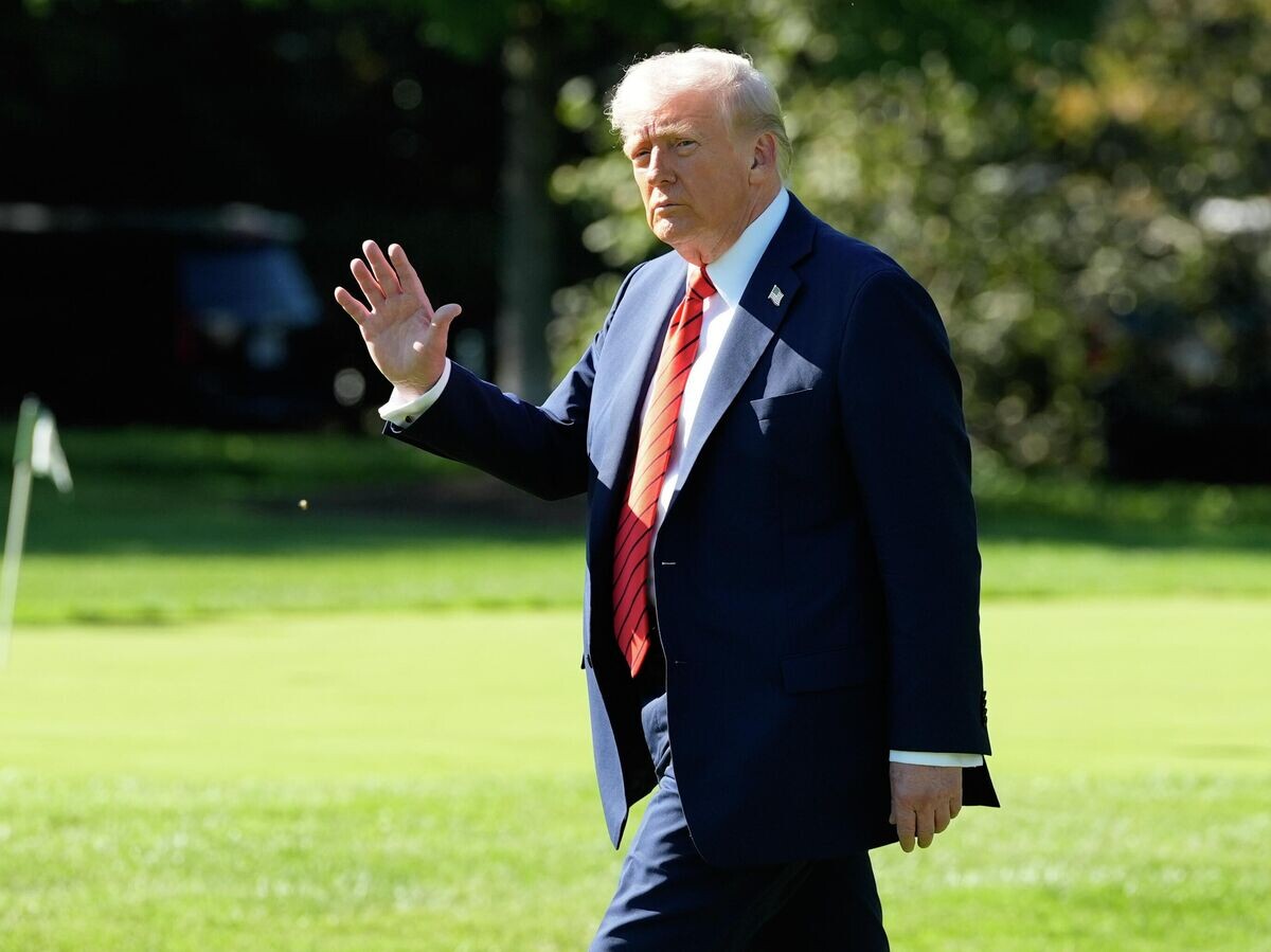    Президент Дональд Трамп поднимается на борт Marine One на южной лужайке Белого дома© AP Photo / Alex Brandon