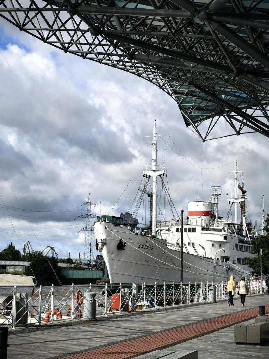 Научно-исследовательское судно «Витязь» в Калининграде – вид с набережной Музея Мирового океана