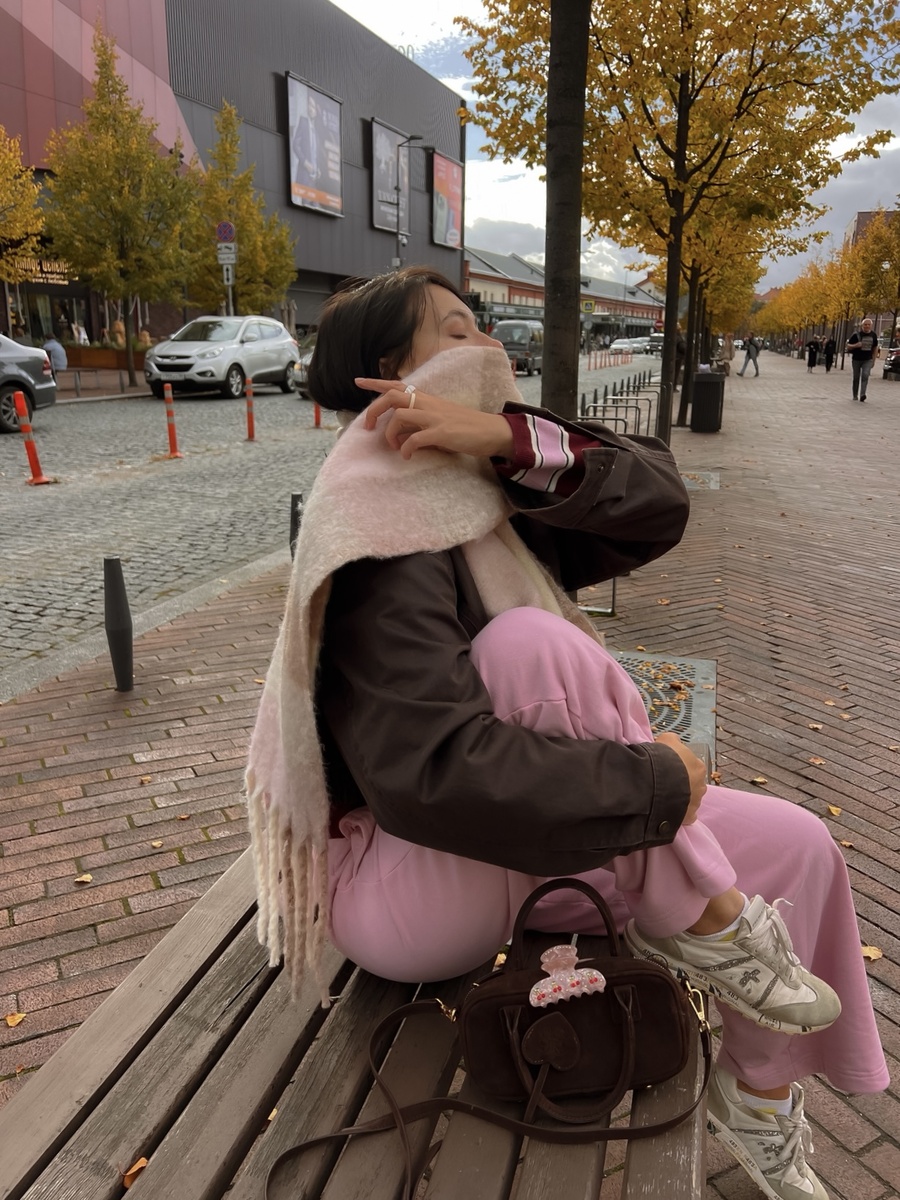 Октябрь в Калининграде ведёт себя как гость, который сказал «на пять минут» и остался до февраля.