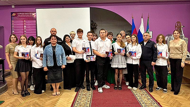    Полицейские Курганинского района вручили паспорта 14-летним гражданам России