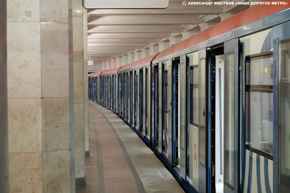 Поезд готов к отправлению. Фото автора из книги "Наше дорогое метро"