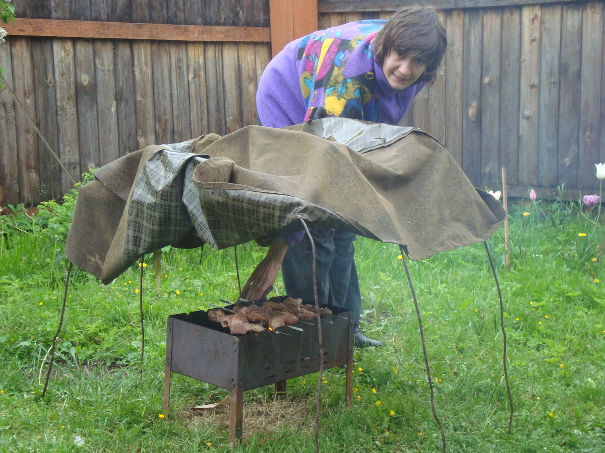 Я у матери в деревне жарю шашлык. Теперь по моему рецепту жарит муж