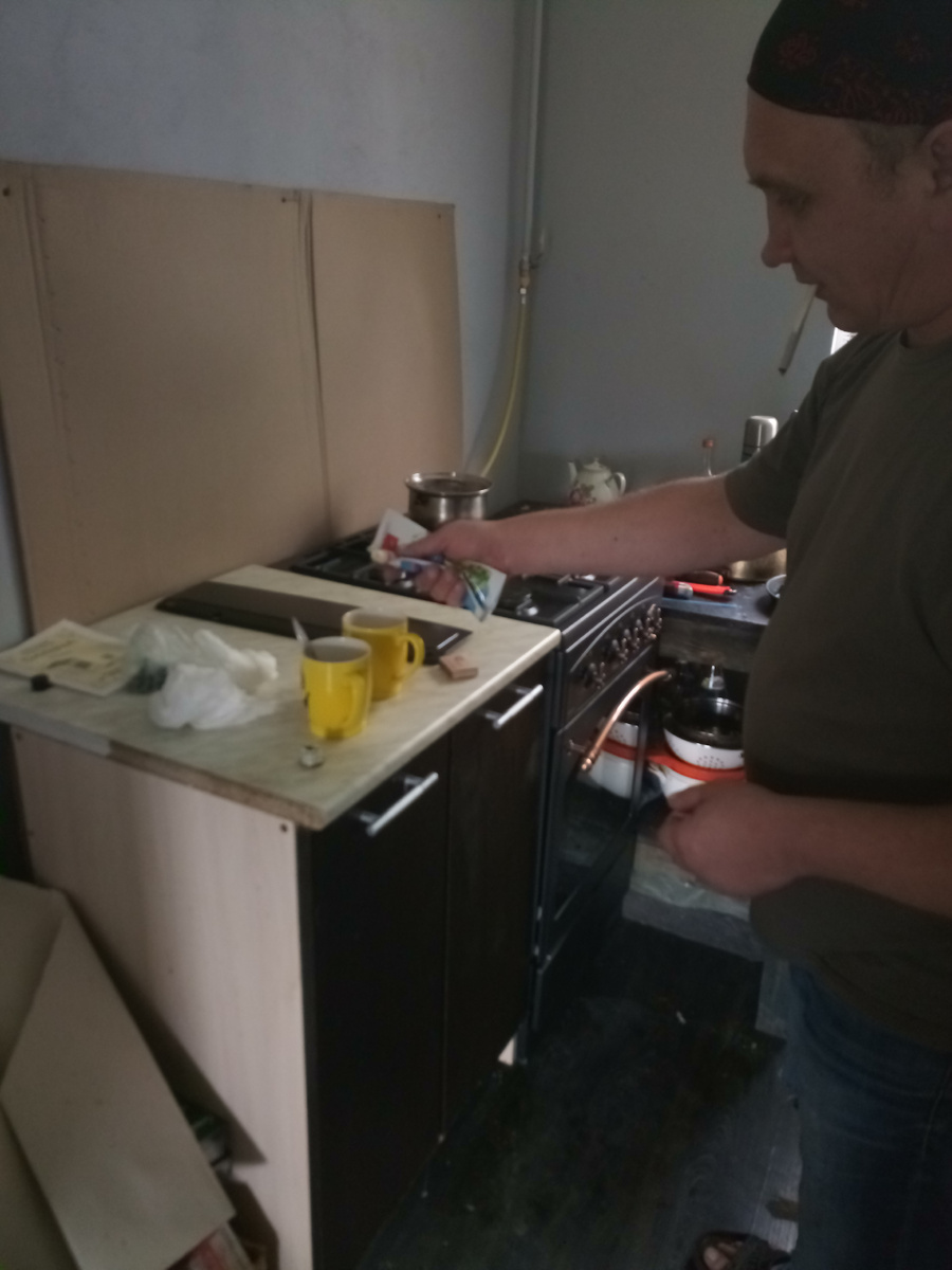 Тут очень хорошо видно, что белые ручки временной кухни никак не сочетаются с медным от плиты