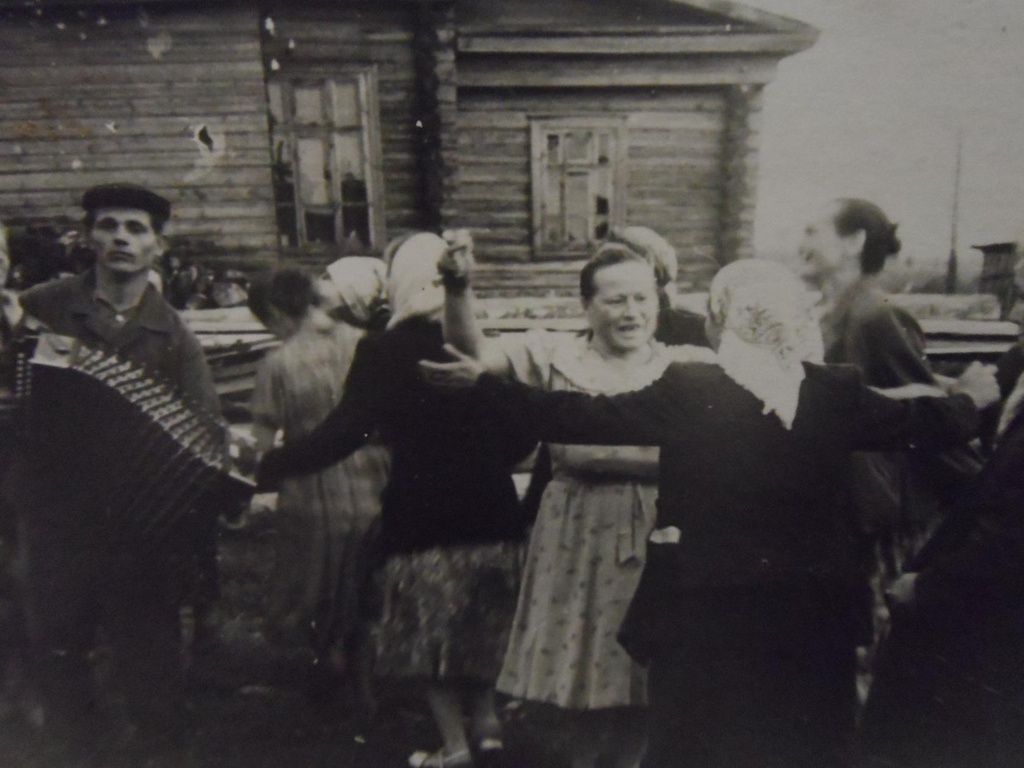 Неизвестный автор
Праздник в деревне
Дата съемки: 12 июня 1960 Источник: https://russiainphoto.ru/
