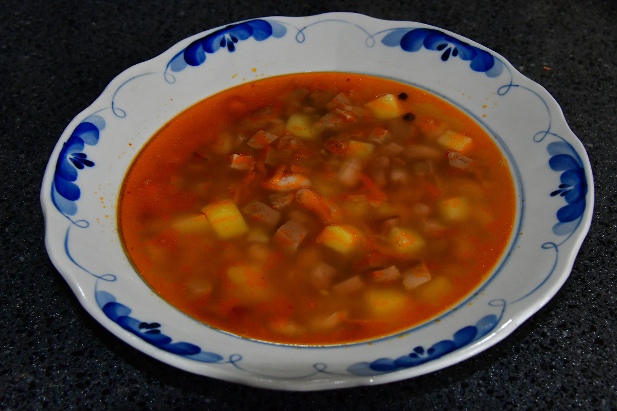 Суп фасолевый с языком