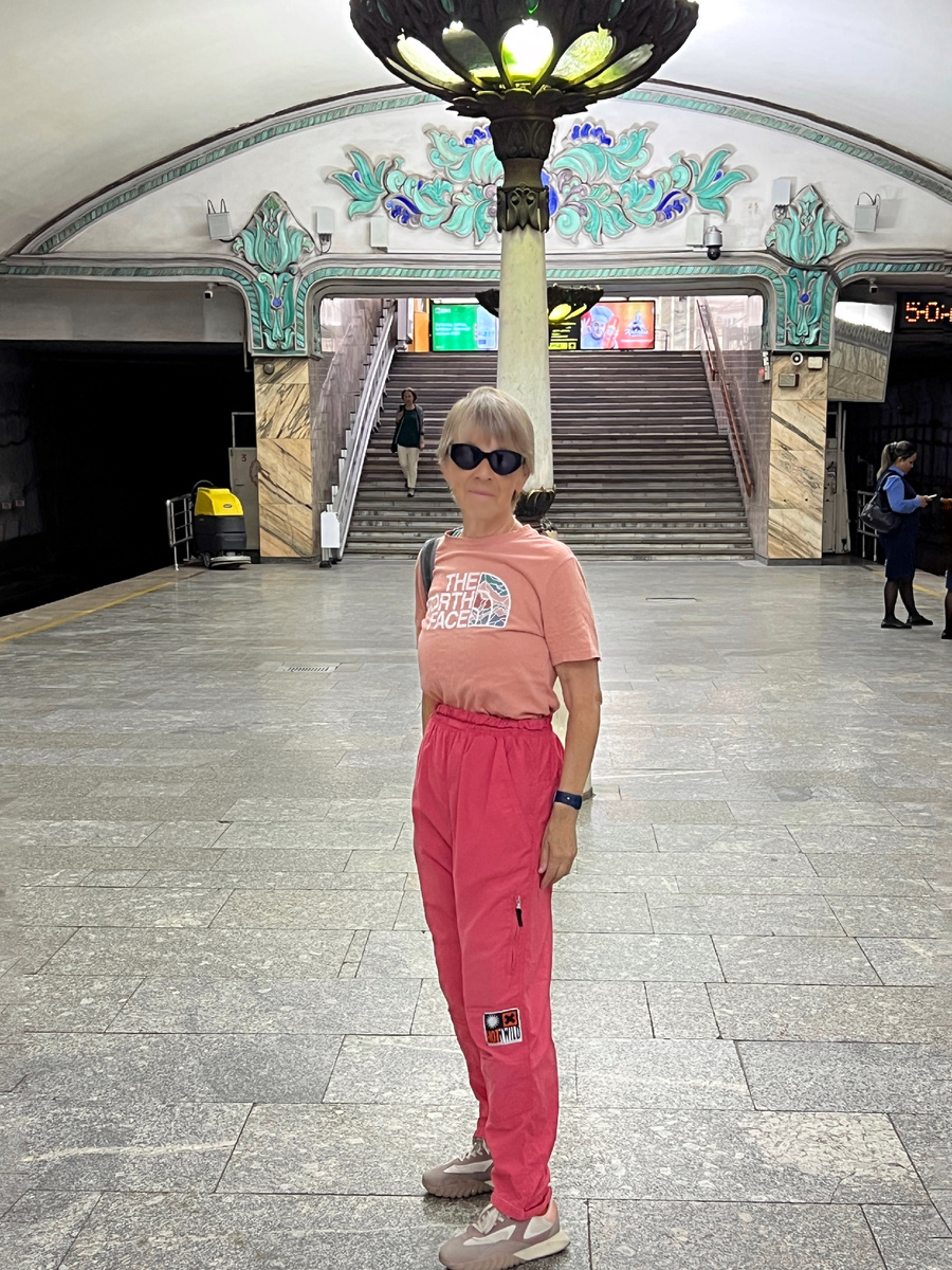 Ваш автор в ташкентском метро. Станция «Хамид Олимжон»