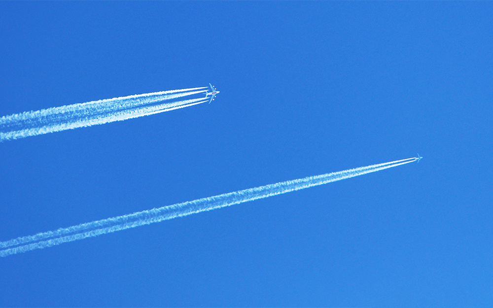 Это не фотомонтаж, а реальное фото двух близко летящих самолётов.