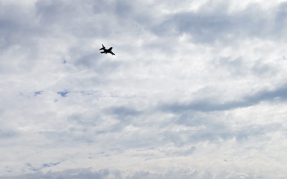 За низколетящим самолётом инверсионного следа нет.