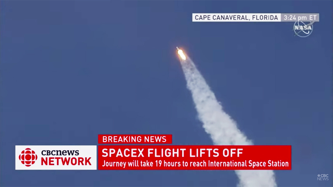 Инверсионный след за космической ракетой.