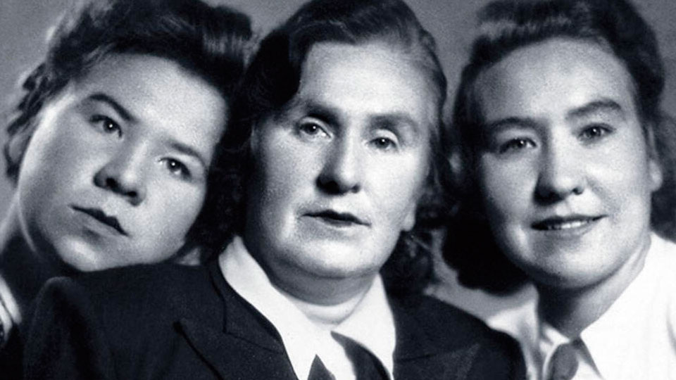 Кира Крейлис-Петрова с мамой и сестрой