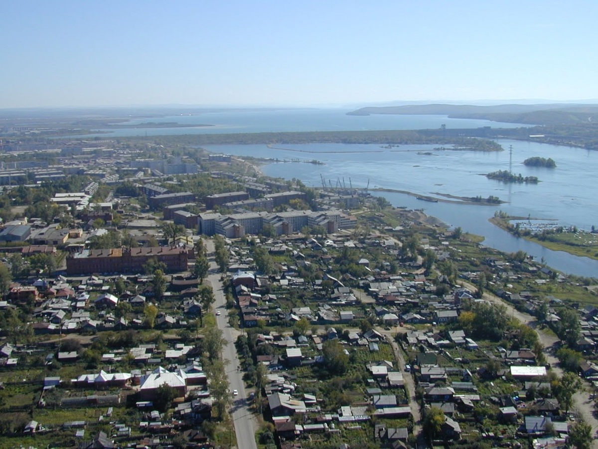 Вид на ул. Сибирскую, часть Верхней Набережной и ГЭС 25 лет назад