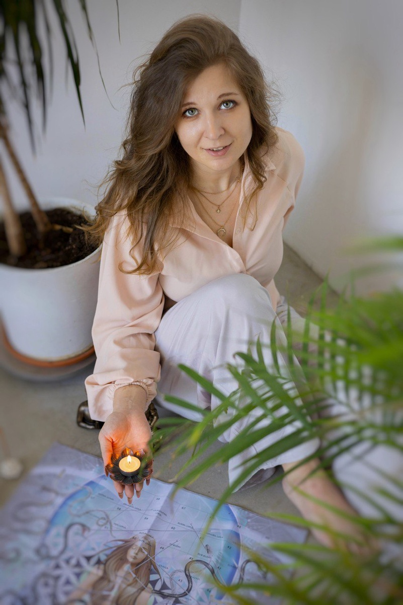 Лила на большом поле