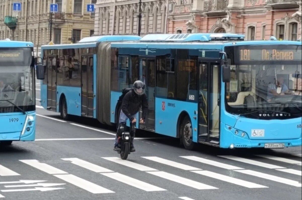    В Петербурге автобус сбил пенсионерку у ТРК «Атмосфера»